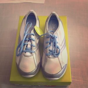 Women’s Easy Spirit Sneakers NWT
